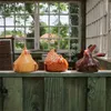 Tuindecoraties Kip zitten op hek grappige plug -in hars housewarming cadeau kunst ambachten binnenplaats Rooster Figurines beelden