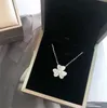 Designer Brand Van Clover Necklace 925 Sterling Silver Plated 18K Gold Diamond Inlaid Clover Pendant med tre kronblad fulla av kedjekedjan