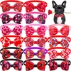 Vêtements pour chiens Saint-Valentin Fournitures pour animaux de compagnie 100pcs Collier de fleurs Bowties coulissantes Cravates Petits chiens Nœuds de cheveux Bandana