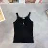 Niche 2024 zomer nieuwe letterborduurwerk F gebreid met een eenvoudig en sexy haltertop T-shirt aan de onderkant