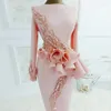 Festklänningar rosa dubai kväll mantel vestido långa ärmar peplum pärla rufs golvlängd spets applikation prom klänning