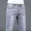 2024 lente lichtgekleurde noodlijdende jeans, heren slim fit kleine voet elastische broek, Koreaanse versie trendy bedelaarsbroek