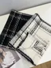 Bufanda de cuadrícula cuadrada de marca de marca de alta calidad, diseño simple en blanco y negro, diseño popular de diseñadoras, regalos de moda y cálidos
