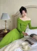 Casual klänningar vintage grön stickad långärmad klänning för kvinnor 2024 Spring High Grad Off Axla Style Slim Evening Party Vestido
