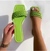 Тапочки, женские сандалии, лето 2024, модные туфли на плоской подошве с пляжной обувью, женская одежда для вечеринок на открытом воздухе