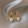 Orecchini a bottone 2024 Design della Corea Gioielli di moda Placcato in oro 14K Lettera V Zircone Perla Accessori da lavoro quotidiano per donna semplice