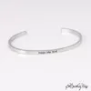 Bangle Barra de Aço Inoxidável Gravado Feliz Como Pássaro Positivo Citação Inspirada Cuff Mantra Pulseira para Mulheres Carta Preta