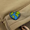 Broscher hjärta jorden emaljlak stift metall brosch ryggsäck tillbehör märke natur entusiaster smycken gåva till vän