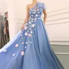 Abiti da festa 2024 Fata Blu da sera Una spalla Fiori fatti a mano Perle Tulle Laurea Abiti lunghi Prom Robes De Soirée