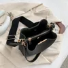 Väska vintage skrubba läder hinkväskor för kvinnor 2024 Trending Designer Crossbody axelhandväskor kvinnors breda bälte
