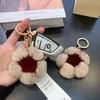 Söt fluffig bil Keyring Flower Pom Pom Bag Charm Accessories Girls Present Idea Fashion Luxury Keychains For Women