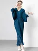 Kentsel Seksi Elbiseler Sonbahar Miyake Moda Tassles Plealed Elbise Kadınlar Uzun Batwing Sleeve V-Neck Gevşek Büyük Boyu Yüksek Streç Maxi Vestidos YQ240330