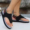 Sıradan Ayakkabı 2024 Yaz Kadın Sandalet Yuvarlak Toe Toe Slip Olmayan Spor Açık Mekan Plaj Flip Flops Platform