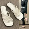 Zapatillas Moda Pearl Flip Flops para mujeres Pisos con cuentas Clip Toe 2024 Diapositivas cuadradas de verano Zapatos acogedores de Mujer