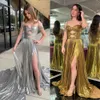 Vestido de fiesta metálico dorado con cuentas y hombros descubiertos, plisado, corte en A, lado alto dividido, largo, evento formal de invierno, vestido de fiesta, alfombra roja, pasarela, gala de los Oscar, desfile, recorte, plateado