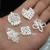 Perles 10pcs / lot Natural Hollow Coup Mother of Pearl Shell for DIY Bijoux Natural Hollow Hollow Hamsa Clover Mop Pearl Shell Perles