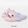 2024 Designer Sandels Shark Slippers Summer Mens Sliders Män Kvinnor Rainbow Slides Pink Blue Grey Memory Sandaler Mjuk tjock kudde Slipper Cloud Slide inomhusskor