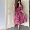 Abito in chiffon di alta qualità con fiori rossi rosa per le donne Abiti vintage con maniche a sbuffo di media lunghezza Abiti estivi coreani di moda 240325