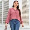 della Mel Damen-Bluse in Übergröße, Laternenärmel, Chiff-Bluse, V-Ausschnitt, Häkelnähte, Hemden, Swiss Dots, Pompom, lockere Tunika-Oberteile, Y81S#