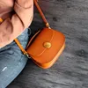 Estilo vintage hecho a mano de cuero genuino femenino elegante bolso de mujer bolso de silla de montar auténtico piel de vaca señora pequeña cruz bolso de hombro A58f #