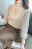 Blusas femininas 2024 primavera versão coreana de temperamento oco sexy camisola feminina chique renda de manga comprida base topo
