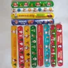 Party Favor Random 100pcs Bracelets de Noël Slap Bandes pour enfants Sacs Bracelets de remplissage