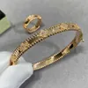 Ontwerper Hoge versie V Gold vergulde smalle plaat met diamant caleidoscooparmband voor vrouwen eenvoudig en genereus gelukkig