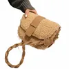 Nouveau sac à bandoulière pour femmes d'hiver Menger Weave Strap Sac à aisselles de haute qualité Sac de fourrure en peluche d'agneau Designer Dames Sac à main I8fd #