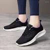 Casual Shoes Women's Vulcanize 2024 Högkvalitativ vårhöst Bekväm sport snörning andas mesh kvinna sneakers