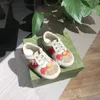 2024 Neue Kindermode -Leinwandschuhe Kinder atmungsbezogene lässige Sneaker Frühling Sommer Kleinkind Girls Jungen Slipper