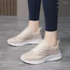 Casual Shoes Women's Vulcanize 2024 Högkvalitativ vårhöst Bekväm sport snörning andas mesh kvinna sneakers