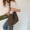 Bolsa japonesa e coreana moderna pequena com estampa de leopardo, bolsa de lona de ombro único para estudantes femininos L6nS #