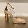 Sapatos de vestido Comércio exterior grande tamanho salto alto 2024 grão de madeira oco grosso com retro uma palavra fivela moda