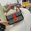 28% rabatt designer väska 2024 handväskor mode populära ljusa små kvinnor mode mångsidiga mini en axel crossbody internet röd liten fyrkant