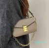 2024 Love Badge Designer väskor Kvinnor Underarm Bag Chian Cross Body Chain Purse Leather Diagonal Strap Big Letter Luxurys Square