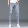 2024 lente lichtgekleurde noodlijdende jeans, heren slim fit kleine voet elastische broek, Koreaanse versie trendy bedelaarsbroek