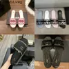 Nieuwe 24ssDesigner Sandalen Kanaal Damespantoffels Gebreid stroslipper Luxe vrouwelijke muilezels Flats Slippers Strand Dikke hak Slippers Zomer damesschoenen pantoffel