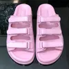 2024 Yaz Yeni Gelin Kadınlar Plaj Sandalet Açık Peep Toe Şeker Renkleri Metal Düğmesi Dekor Dışarıda Düz Tatil ile Düz Yürüyüşü Gerçek Deri Kadın Tasarımcı Sandalet