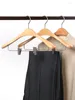 ハンガーソリッドウッドワードローブの服は、シームレスな木製のフックをサポートしています。