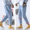 Jeans effetto consumato di colore chiaro da uomo, pantaloni corti slim fit da uomo, pantaloni autunnali da uomo, pantaloni mendicante versione coreana da studente estivo da uomo