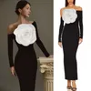 Sukienki swobodne 2024 Spring White 3D Flower Suknia podzielona jedno ramię wąsła czarna rękaw