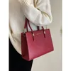 Sac fourre-tout à texture haut de gamme rouge Tempérament Sac à bandoulière portable pour femmes 2024 Printemps Nouvelle grande capacité Sac carré décontracté e6sS #