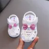 Sandálias infantis meninas sandálias verão sapatos de bebê podem fazer sons arco bonito princesas criança criança crianças macias primeiros caminhantes 240329