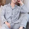 Accueil Vêtements Famille Sleepwear Elegy Men's Men's Spring / Automne Pyjama Ensemble avec collier de revers à manches longues Print de séchage rapide confortable pour