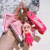 Keychains Lanyards 만화 바비 PVC 키 체인 Pink Barbie 그림 사랑 하트 펜던트 키 체인 여성용 가방 키 홀더 키린 액세서리 선물 선물 T240330