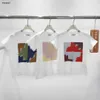 T-shirt de luxe T-shirt Kids Designer Vêtements Enfant Tshirt Taille 100-150 cm Modèle alphabet Filles garçons à manches courtes