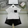 Nieuwe baby trainingspakken Geometrisch logo Zomerpak kinderkleding Maat 100-160 CM Jongens t-shirt en korte broek met contrasterende strepen 24Mar