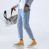 Jeans effetto consumato di colore chiaro da uomo, pantaloni corti slim fit da uomo, pantaloni autunnali da uomo, pantaloni mendicante versione coreana da studente estivo da uomo