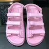 2024 estate nuovi arrivi sandali da spiaggia da donna aperti peep toe colori caramella decorazione con bottoni in metallo fuori camminando piatto con sandali firmati da donna in vera pelle per le vacanze