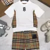 베이비 쇼트 스커트 디자이너 의류 세트 어린이 티셔츠 편지 가장 세련된 영국 패션 브랜드 여름 어린이 아기 소년 소녀면 2 피스 세트